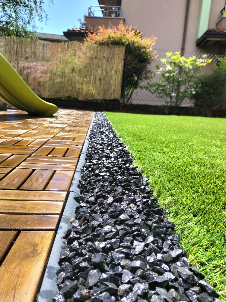 Prato sintetico posato in giardino